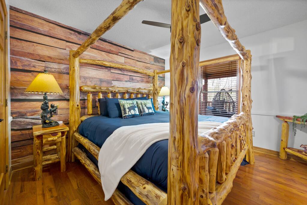King Ensuite #1 with Beatiful Log Furniture and Flat Screen TV. King Ensuite #1 with Beatiful Log Furniture and Flat Screen TV. - Prime Location 2x King Beds PoolTable Shuffleboard - Sevierville