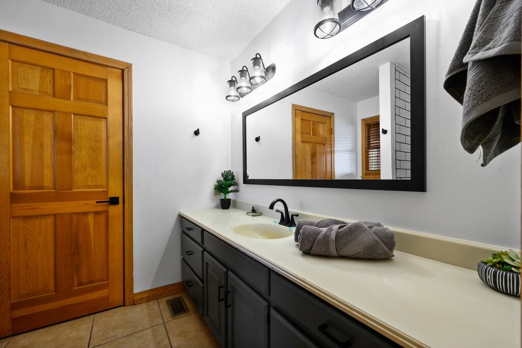 King Ensuite #1 Bathroom with Large Vanity. King Ensuite #1 Bathroom with Large Vanity. - Prime Location 2x King Beds PoolTable Shuffleboard - Sevierville