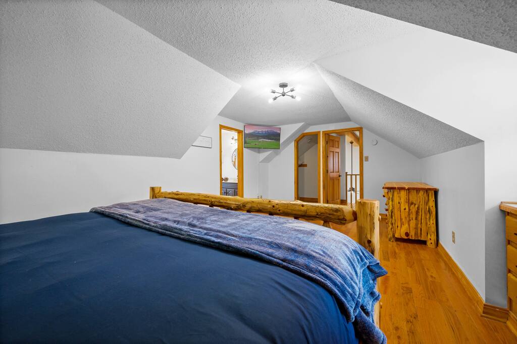 King Ensuite #2 with Beautiful Log Furniture and Flat Screen TV. King Ensuite #2 with Beautiful Log Furniture and Flat Screen TV. - Prime Location 2x King Beds PoolTable Shuffleboard - Sevierville