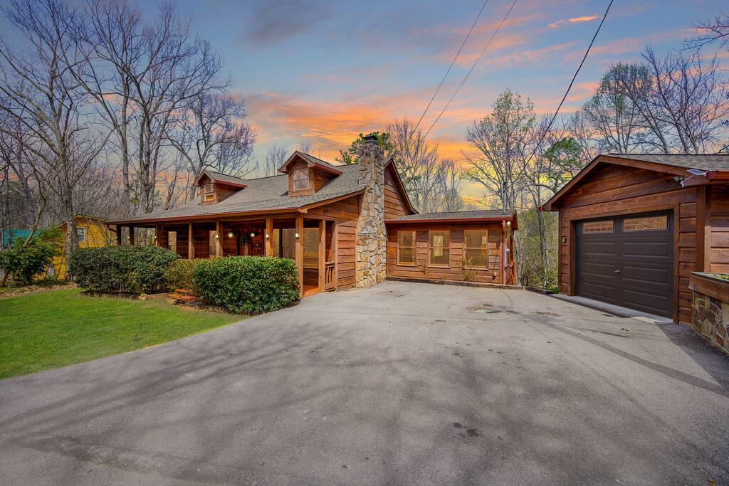 Front of the Cabin with Roses that Line the Front and Side Yard. Front of the Cabin with Roses that Line the Front and Side Yard. - Prime Location 2x King Beds PoolTable Shuffleboard - Sevierville