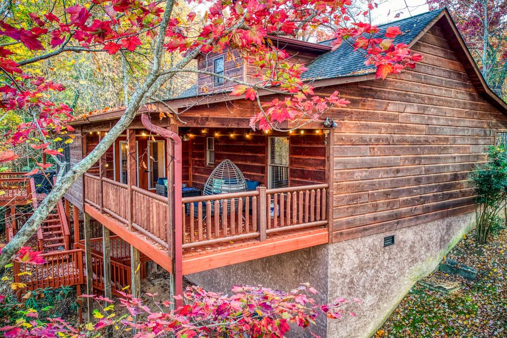 Beautiful Covered Deck with Fire-pit and Twinkle Lights. Beautiful Covered Deck with Fire-pit and Twinkle Lights. - Prime Location 2x King Beds PoolTable Shuffleboard - Sevierville