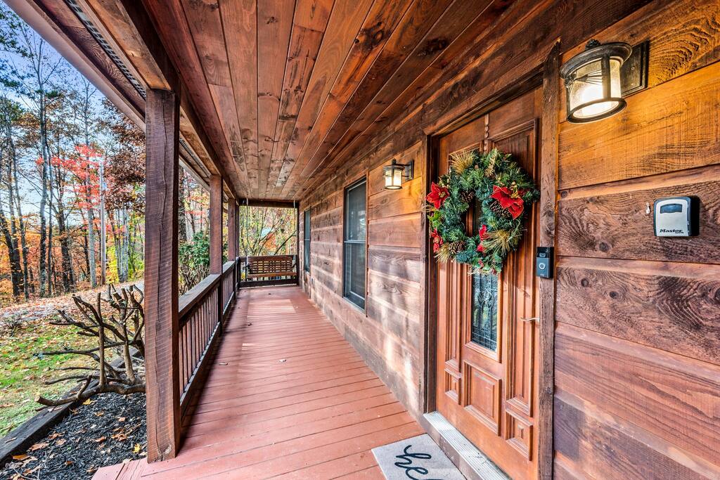 Catch a Sunset on the Cabin's Covered Front Porch Swing. Catch a Sunset on the Cabin's Covered Front Porch Swing. - Prime Location 2x King Beds PoolTable Shuffleboard - Sevierville