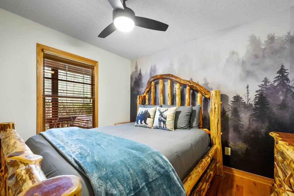 Queen Bedroom #3 with Beautiful Log Furniture and a Flat Screen TV. Queen Bedroom #3 with Beautiful Log Furniture and a Flat Screen TV. - Prime Location 2x King Beds PoolTable Shuffleboard - Sevierville