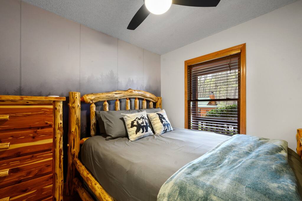 Queen Bedroom #4 with Beautiful Log Furniture and a 50" Roku 4k TV. Queen Bedroom #4 with Beautiful Log Furniture and a 50" Roku 4k TV. - Prime Location 2x King Beds PoolTable Shuffleboard - Sevierville