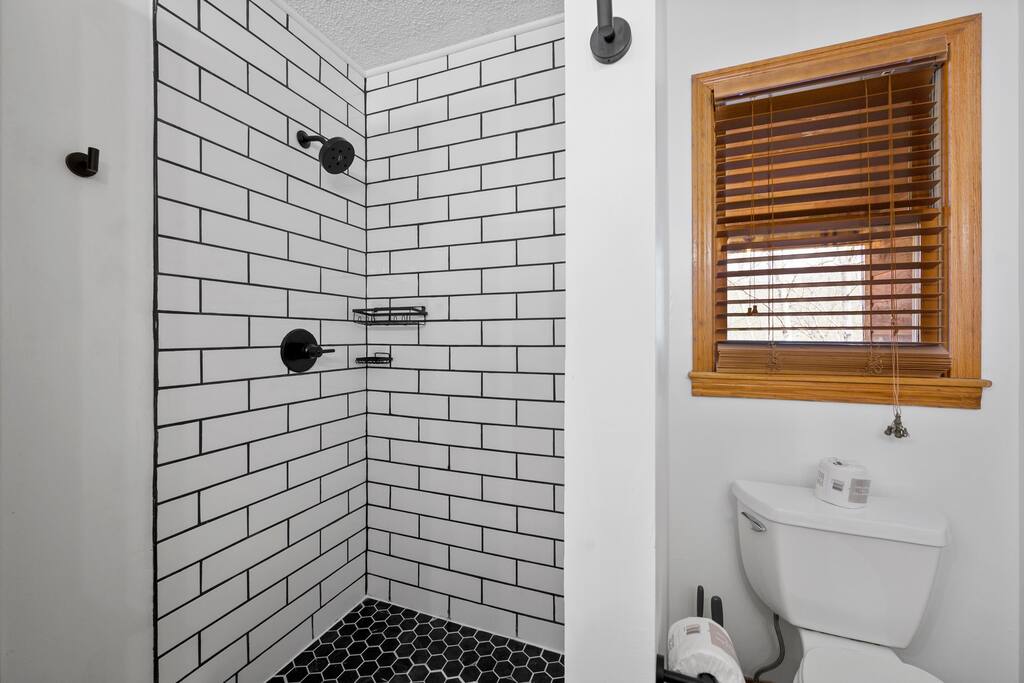 King Ensuite #1 Bathroom with Tiled Shower. King Ensuite #1 Bathroom with Tiled Shower. - Prime Location 2x King Beds PoolTable Shuffleboard - Sevierville