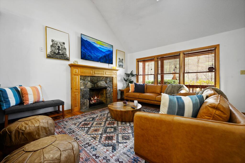 Large Living Room with Stone Fireplace and New Leather Couches, Enjoy the Relaxing Atmosphere. Large Living Room with Stone Fireplace and New Leather Couches, Enjoy the Relaxing Atmosphere. - Prime Location 2x King Beds PoolTable Shuffleboard - Sevierville