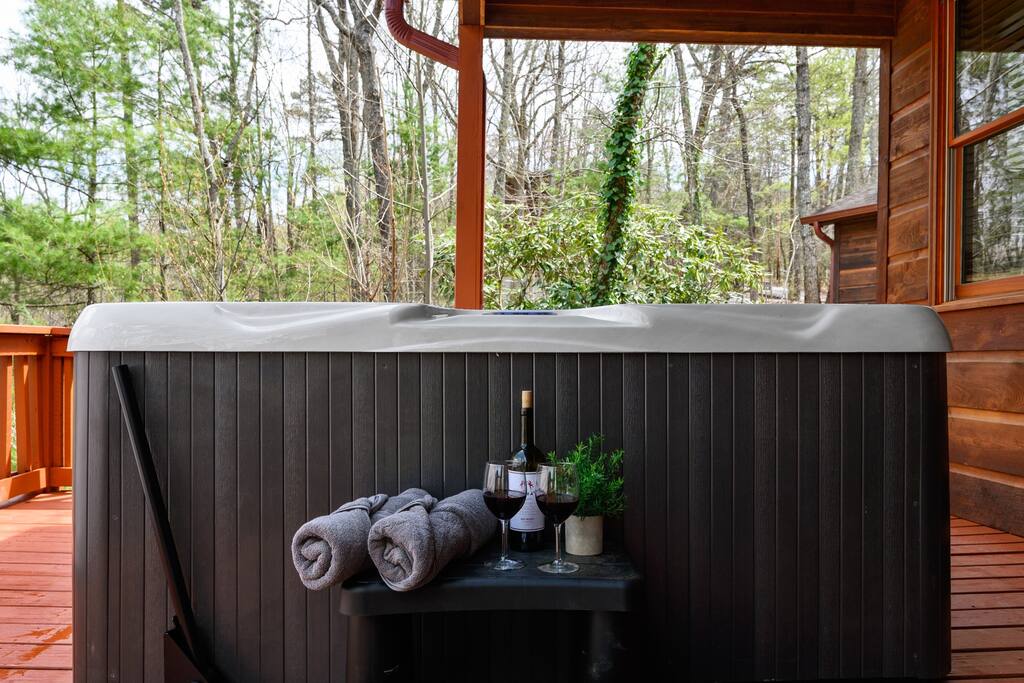 New Hot Tub Great for a Relaxing Night in! New Hot Tub Great for a Relaxing Night in! - Prime Location 2x King Beds PoolTable Shuffleboard - Sevierville