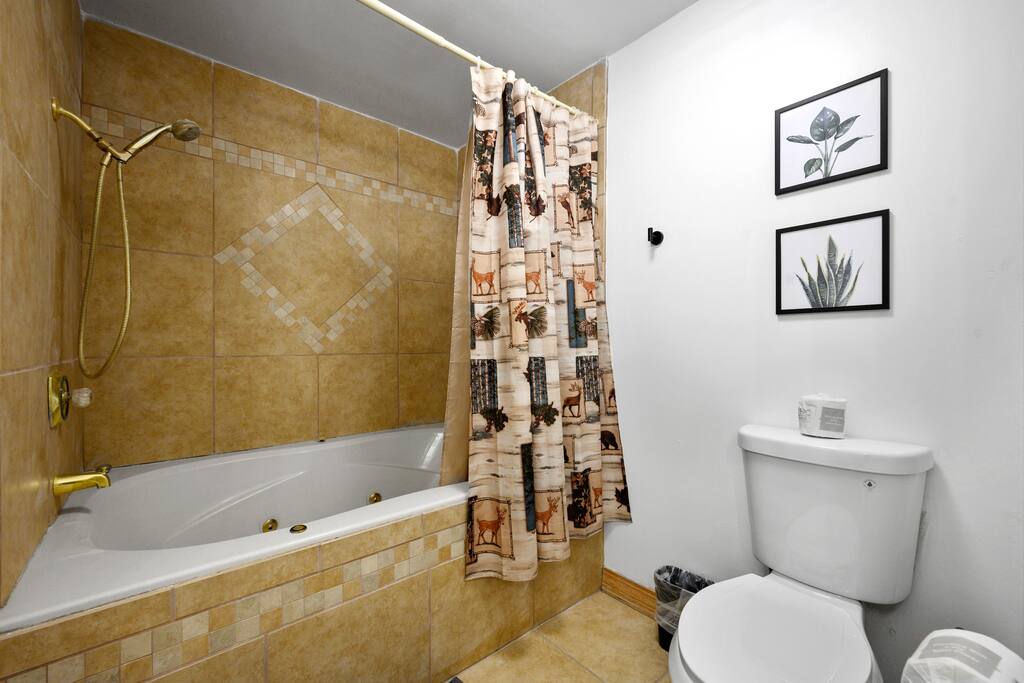 Main Floor Bathroom with a Tub/Shower Combo. Main Floor Bathroom with a Tub/Shower Combo. - Prime Location 2x King Beds PoolTable Shuffleboard - Sevierville