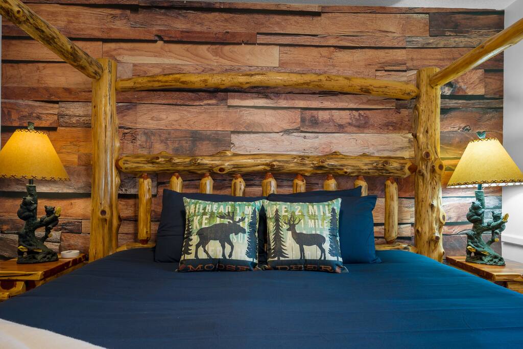 King Ensuite #1 with Beatiful Log Furniture and Flat Screen TV. King Ensuite #1 with Beatiful Log Furniture and Flat Screen TV. - Prime Location 2x King Beds PoolTable Shuffleboard - Sevierville