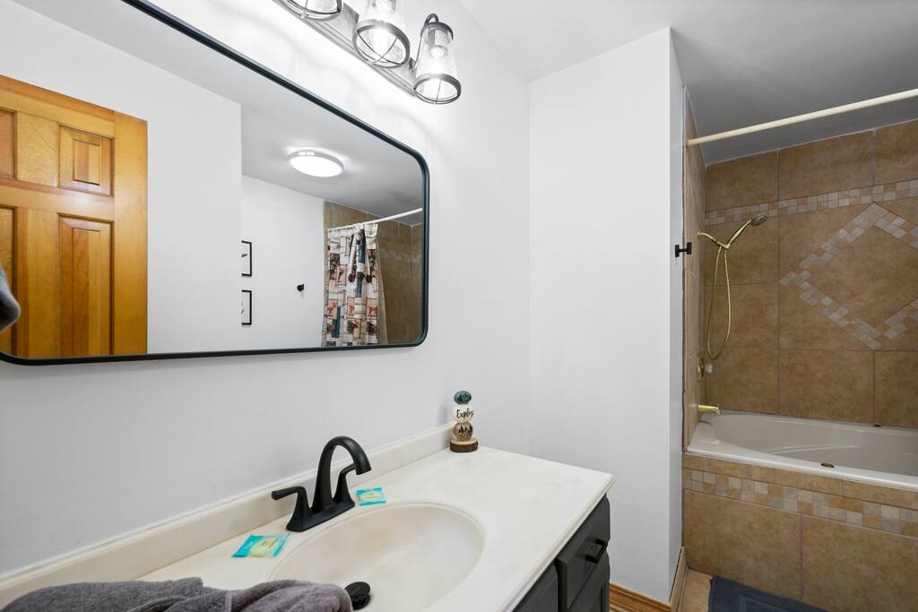 Main Floor Bathroom with a Tub/Shower Combo. Main Floor Bathroom with a Tub/Shower Combo. - Prime Location 2x King Beds PoolTable Shuffleboard - Sevierville