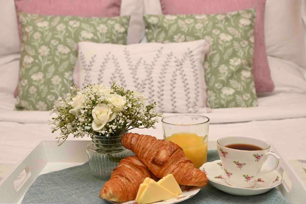 dog-field-sea-forest-views-dogs-stay-free/