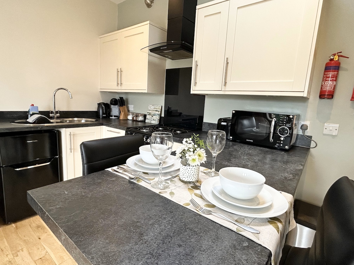 dog-field-sea-forest-views-dogs-stay-free/