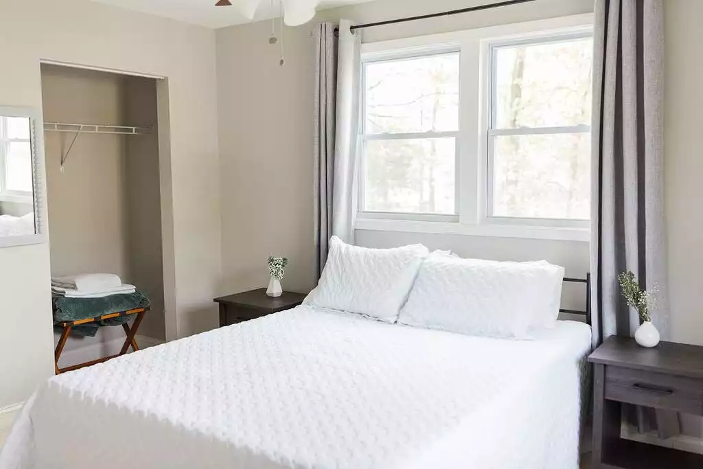 Master bedroom with ensuite bathroom - Hershey Lane Home and Yard - Alexandria