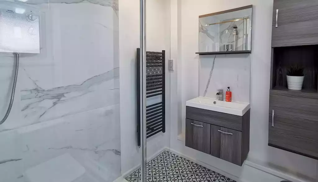 beautiful-6-bedroom-with-9-beds/