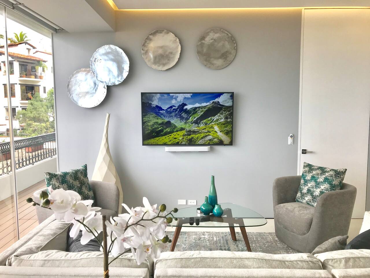 Sonos Soundbar with Amazon Alexa to listen to your favorite songs.