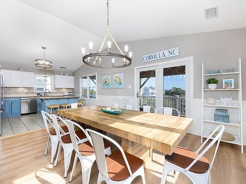 Dining Area, seating for 12, with seating for 4 at island