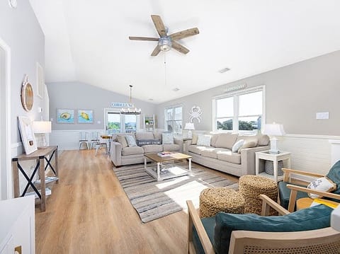 Beautiful Corolla Home/Pool/Hot Tub/5 min to beach image 3