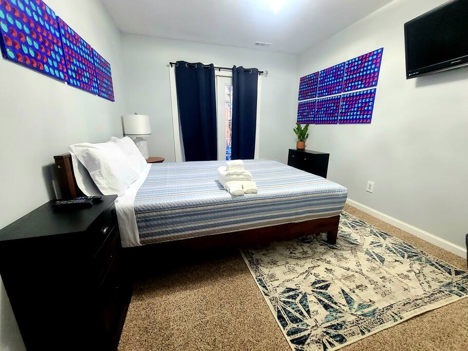 hot-tub~-king-bed~-pool-table/