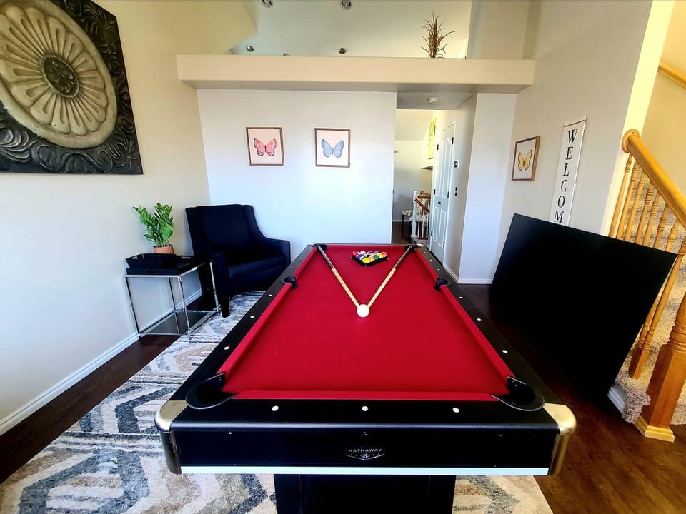 HOT TUB~ KING BED~ Pool Table - Sandy