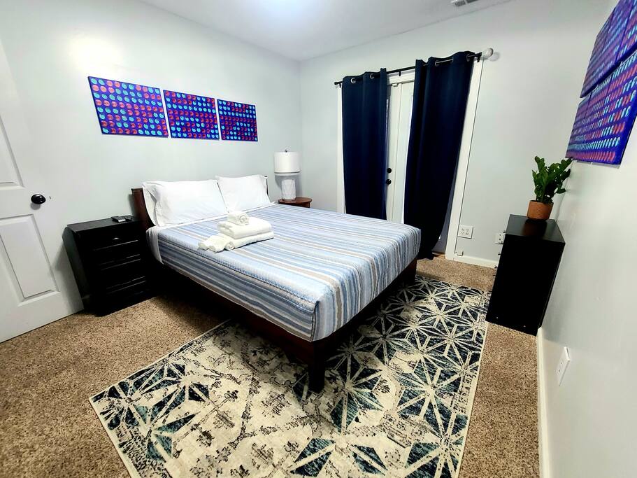 hot-tub~-king-bed~-pool-table/