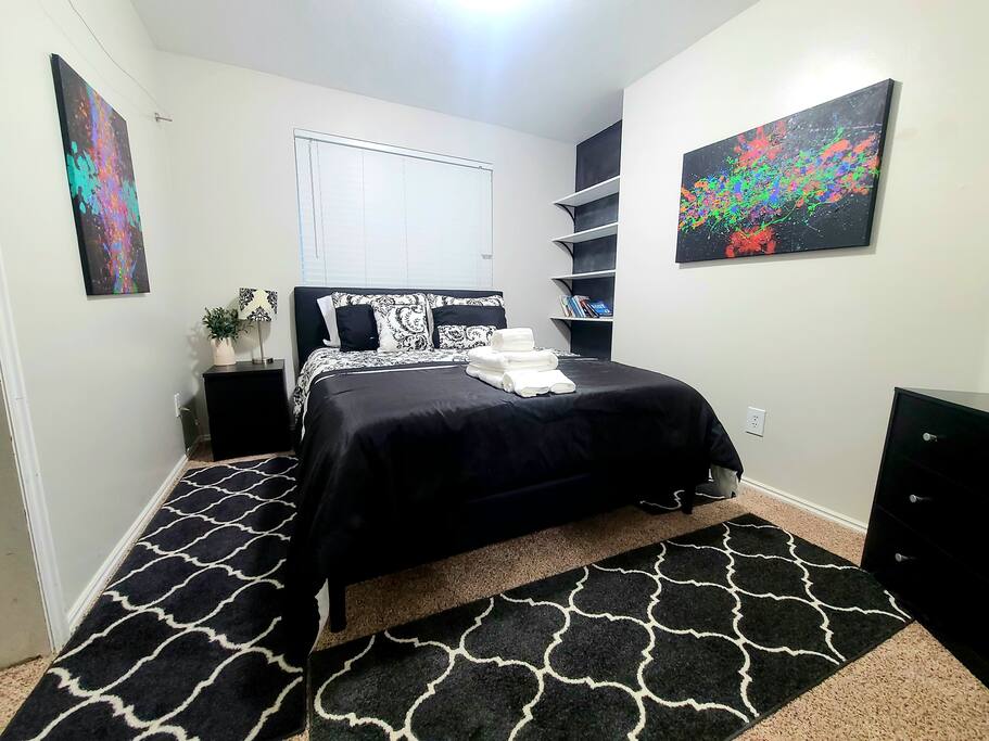hot-tub~-king-bed~-pool-table/