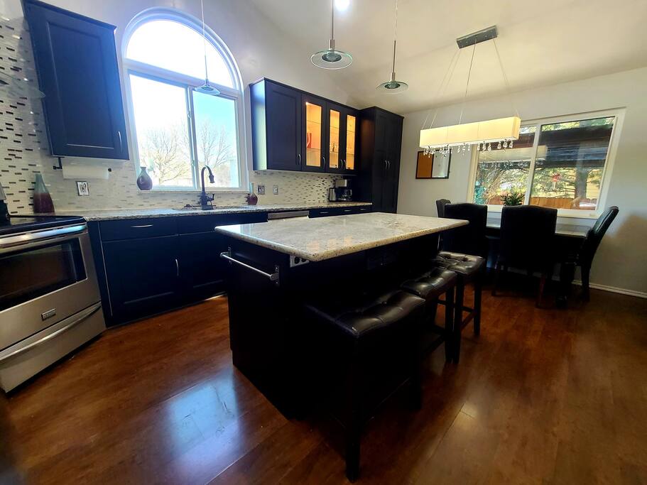 hot-tub~-king-bed~-pool-table/