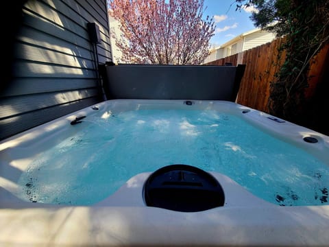 HOT TUB~ KING BED~ Pool Table