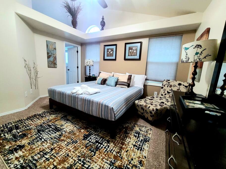 hot-tub~-king-bed~-pool-table/