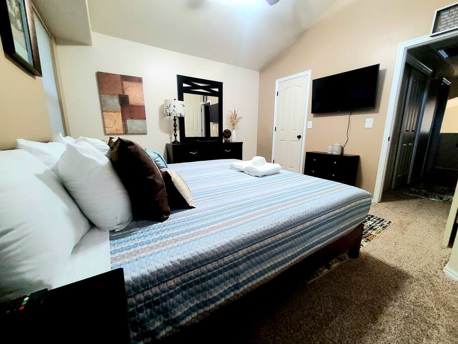 hot-tub~-king-bed~-pool-table/