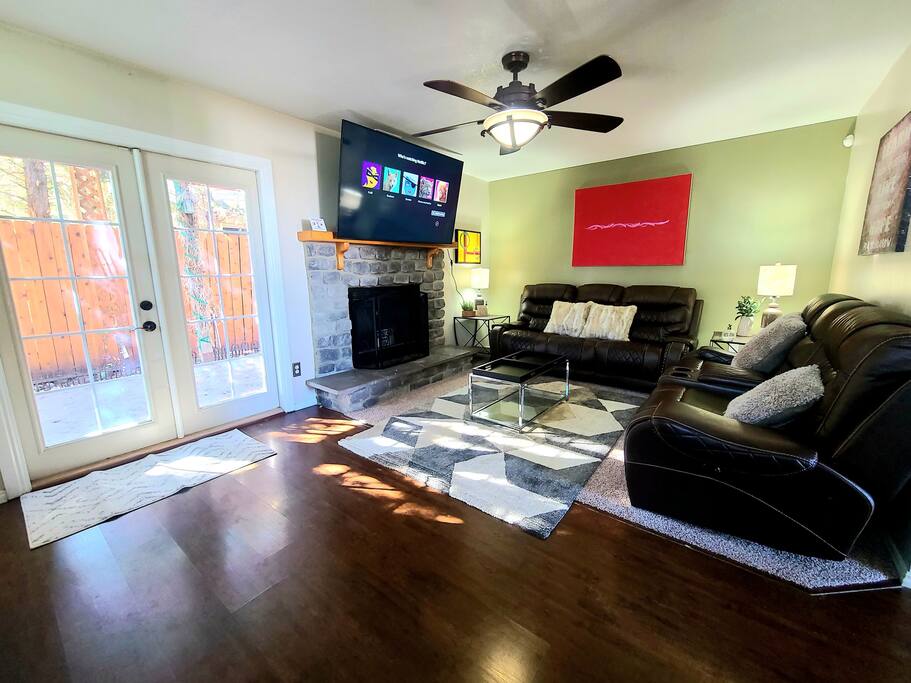 hot-tub~-king-bed~-pool-table/