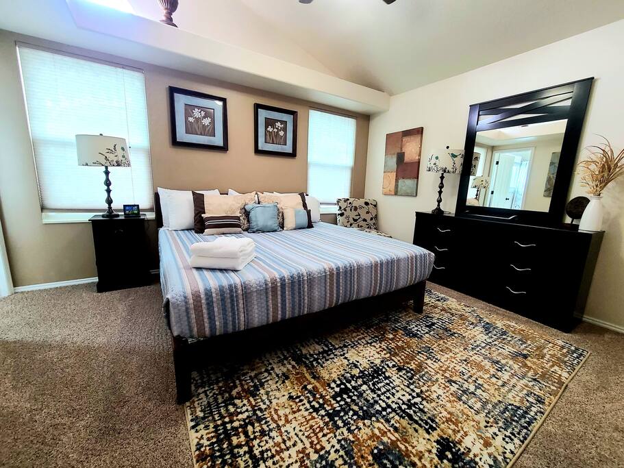 hot-tub~-king-bed~-pool-table/