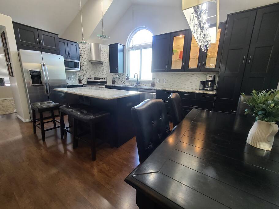 hot-tub~-king-bed~-pool-table/