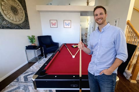 HOT TUB~ KING BED~ Pool Table