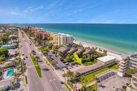 Beautiful 1BR Condo only steps to the water & fun! image 3