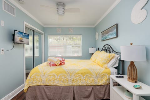 Beautiful 1BR Condo only steps to the water & fun! image 5