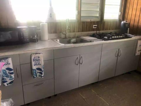 Cocina equipada con estufa tope de gas, airfryer, microhondas, nevera, cafeter y todos los utensilios