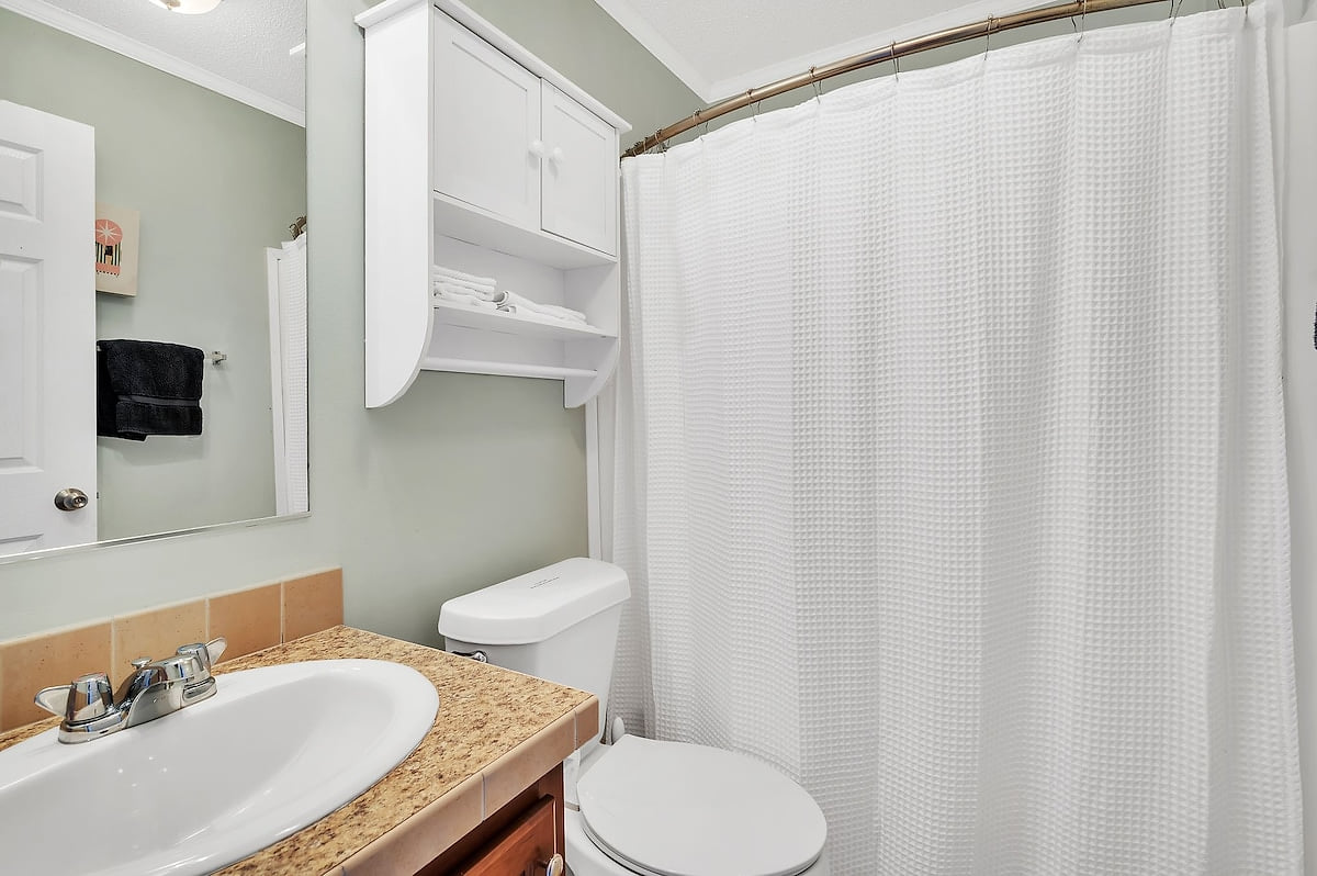 Full bathroom 2 image 1