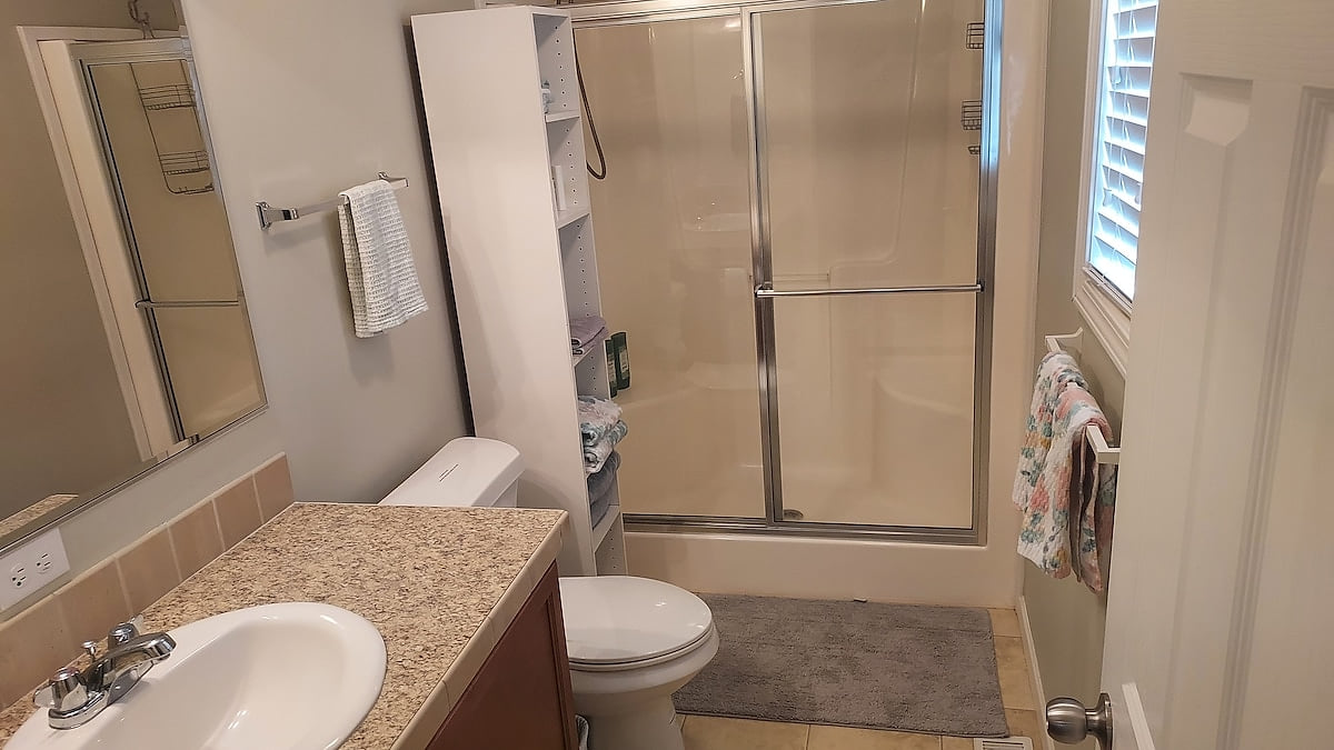 Full bathroom 1 image 2