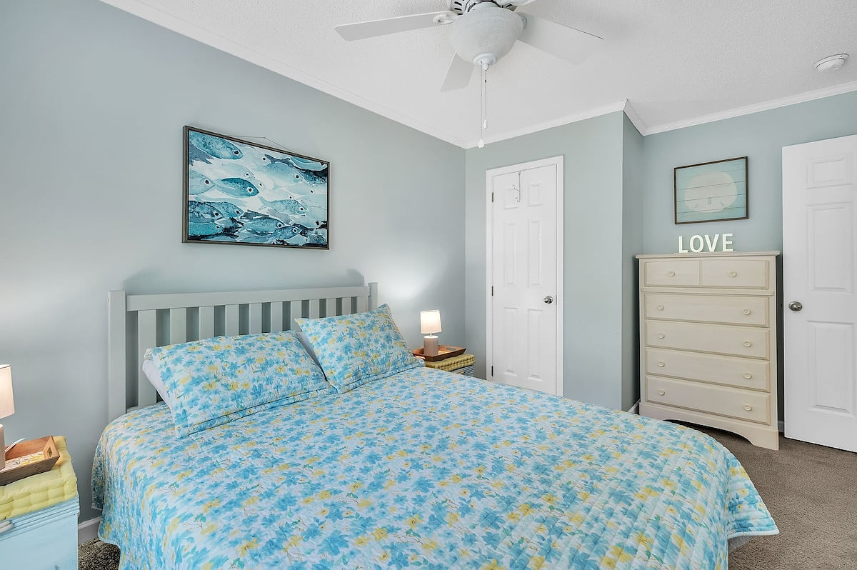 We call this the Queen Room - one queen size bed.