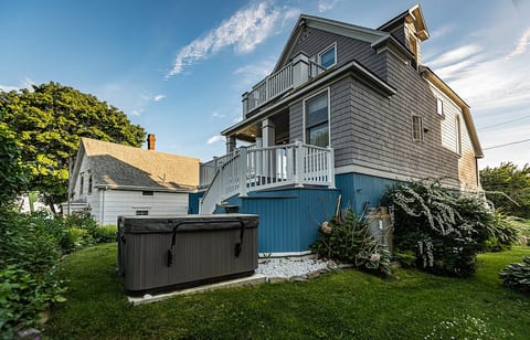 Peaks Islnd Seaside Cottage hot tub/decks/walkable