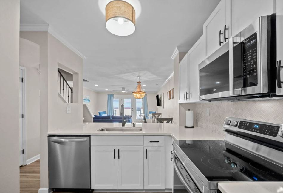 oceanfront-escape-pool-hot-tub-onsite-dining/