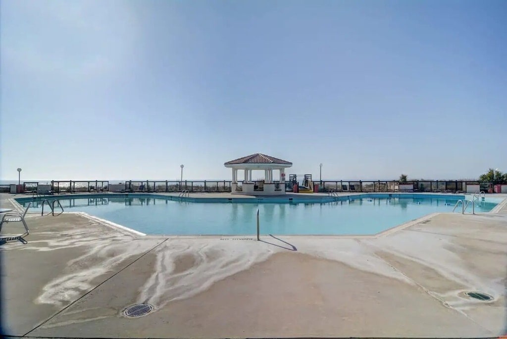 oceanfront-escape-pool-hot-tub-onsite-dining/