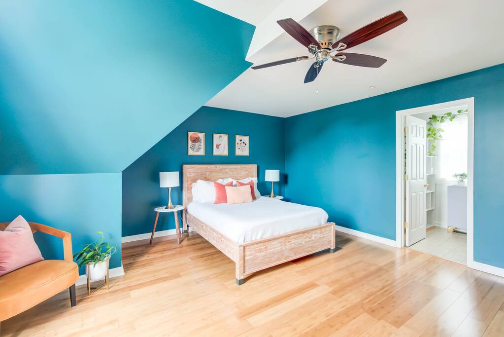 Walk to Beach! King Bed & Free Beach Passes