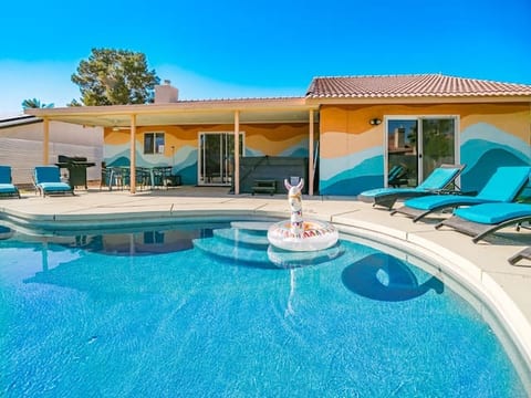 THE PALMCATION salt water pool, hot tub, game room