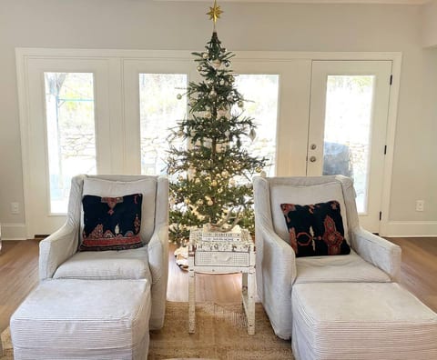 Designer Home Near Auburn Campus & RTJ, Sleeps 10