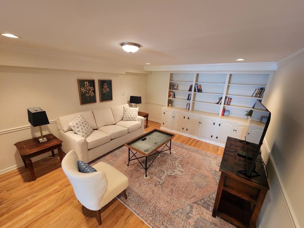 Spacious lounge are with pull out queen sofa.