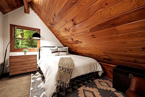 Higher Ground Retreat HotTub|Fireplace|Creek