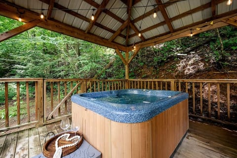 Higher Ground Retreat HotTub|Fireplace|Creek