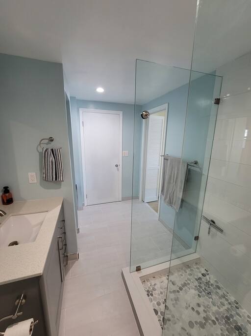 Suite Bathroom. - Pool-2 HotTubs-Boat Lift-Easy Access to Gulf&Ocean - Summerland Key