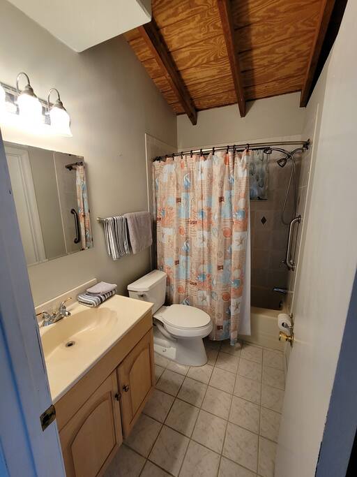 King Bedroom Bathroom-Attached - Pool-2 HotTubs-Boat Lift-Easy Access to Gulf&Ocean - Summerland Key